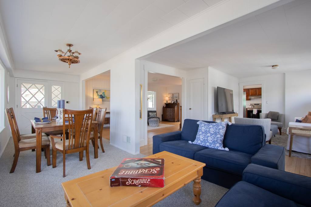 dining/sitting area