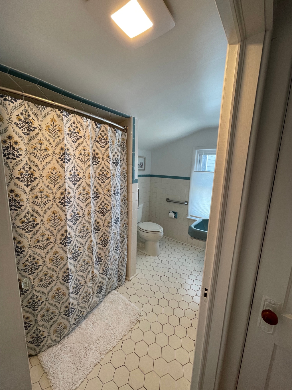 second floor bathroom with tub/shower