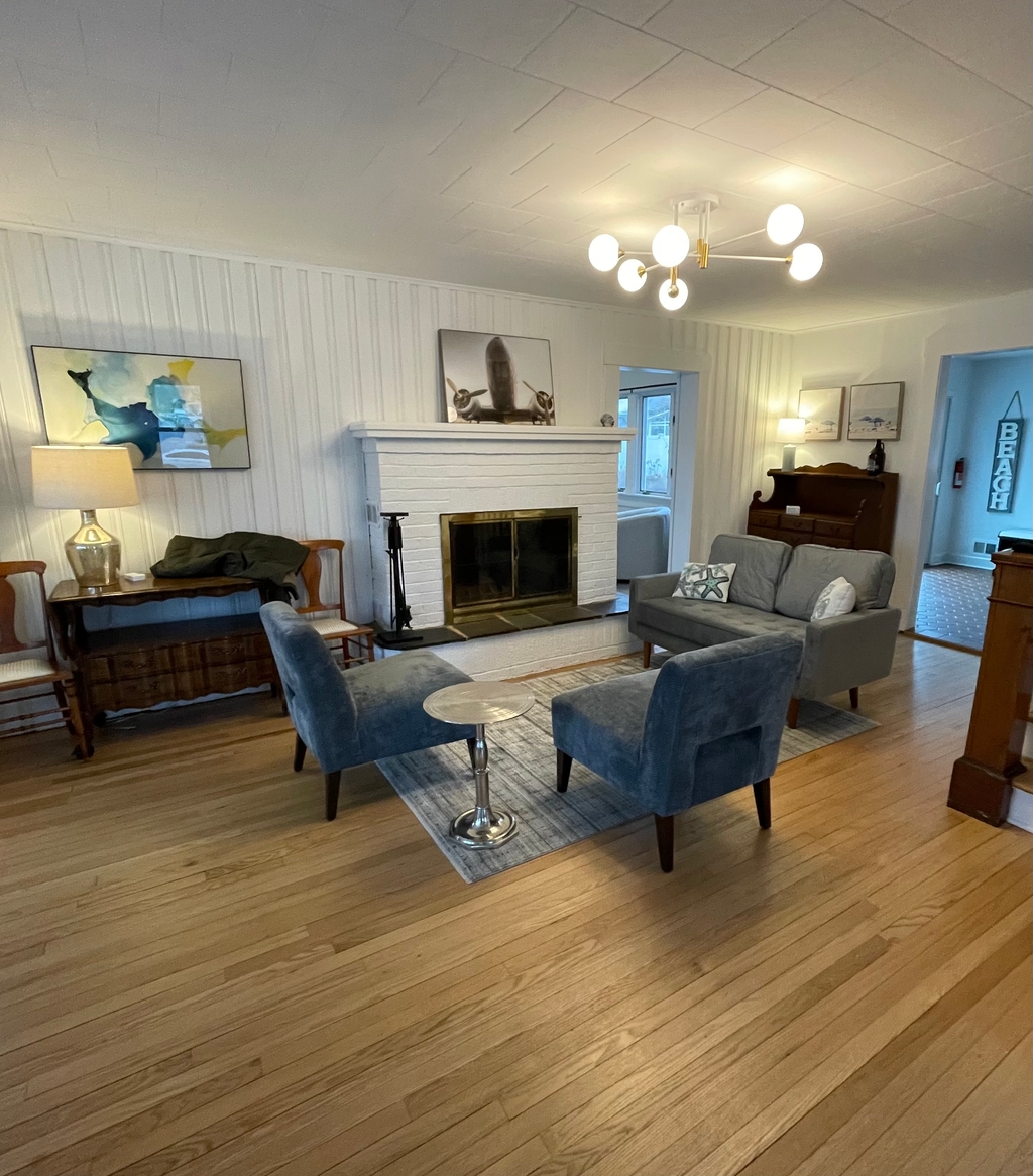 sitting area with fireplace