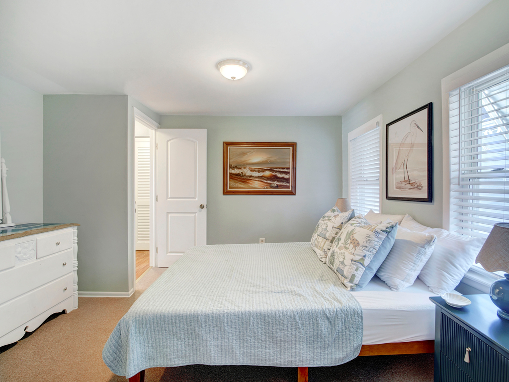 bedroom 1 - queen bed
