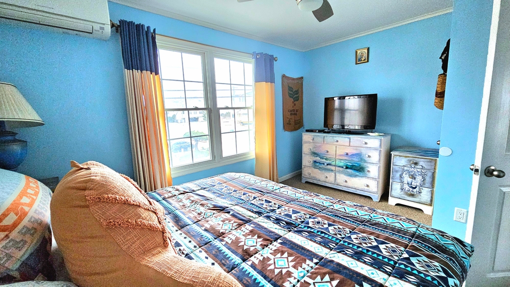 King bed facing the ocean