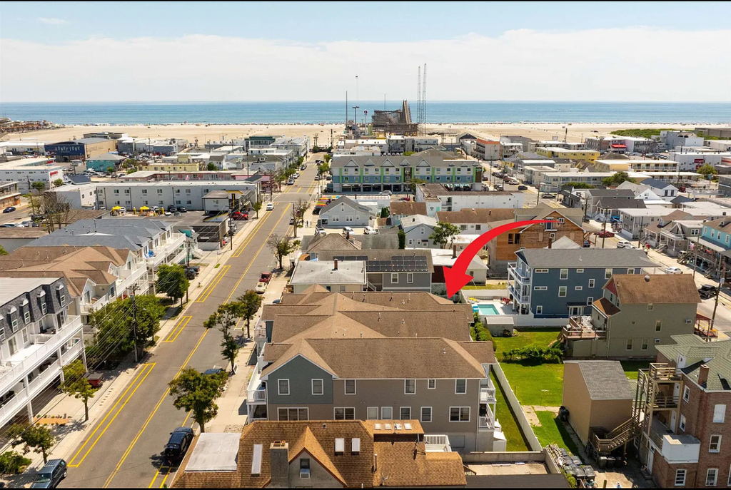 Aerial View, beach/boardwalk is right there!
