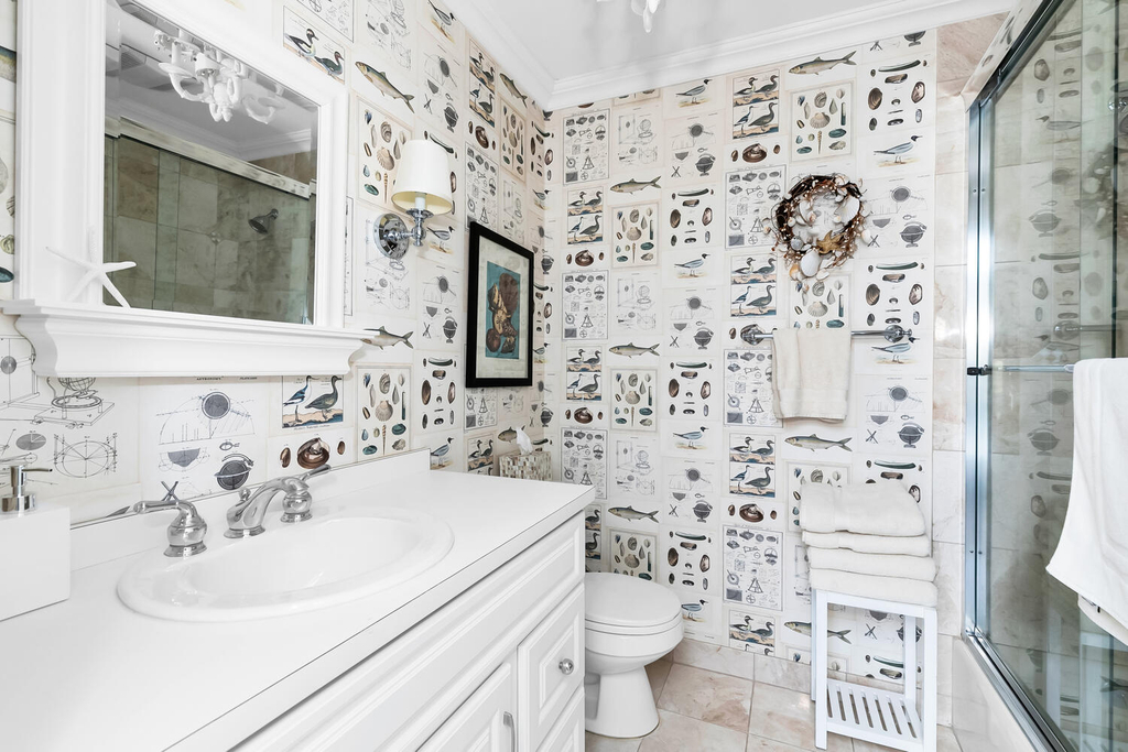 2nd floor hall Bath