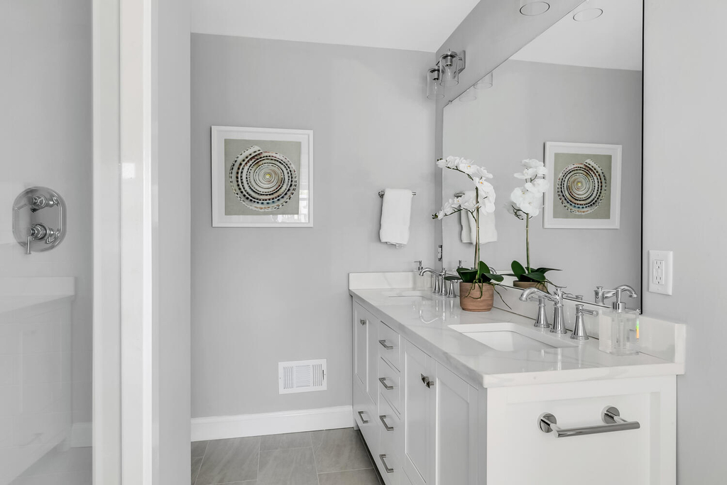1st floor en-suite full Bath 