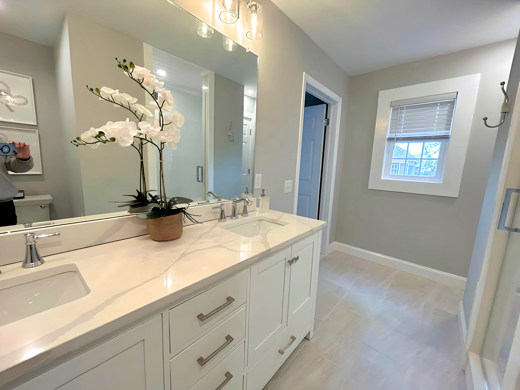 1st floor en-suite bath