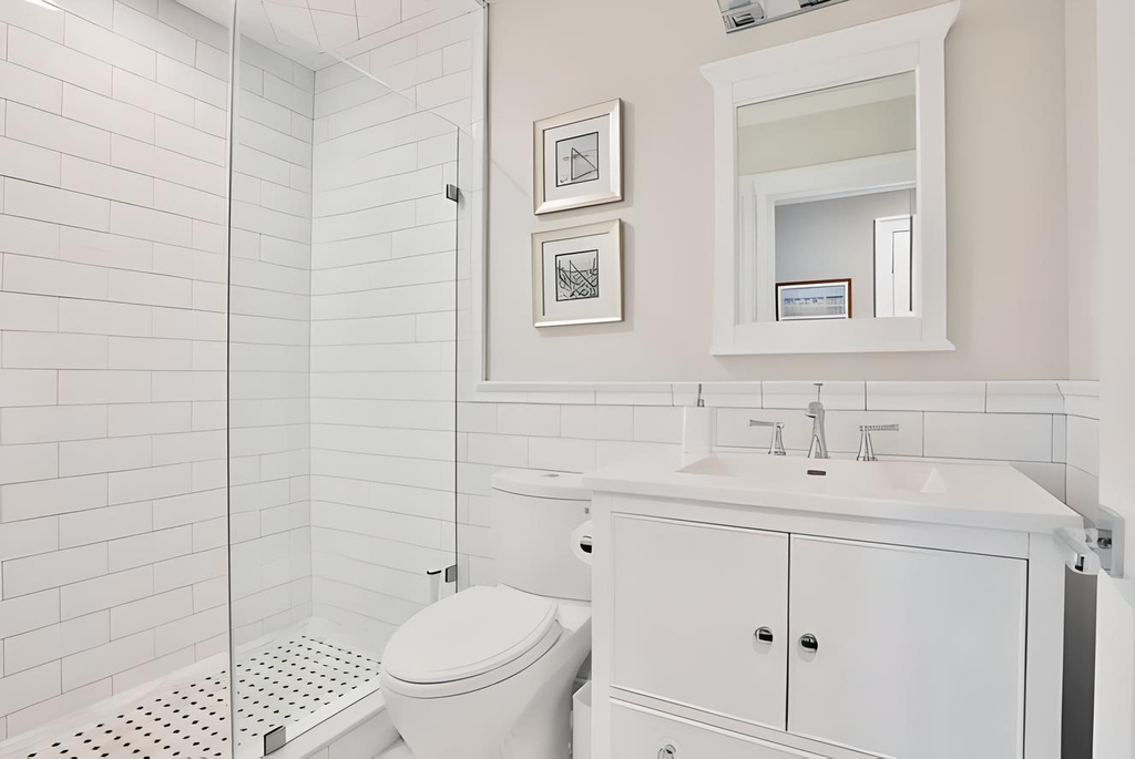 2nd floor guest Ful bath