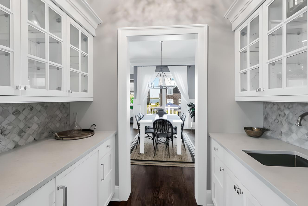 Butlers pantry/ wet bar