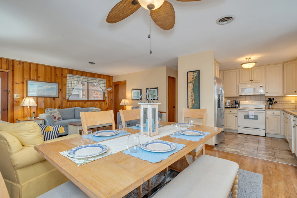 Bright, sunny space for breakfast or dinner