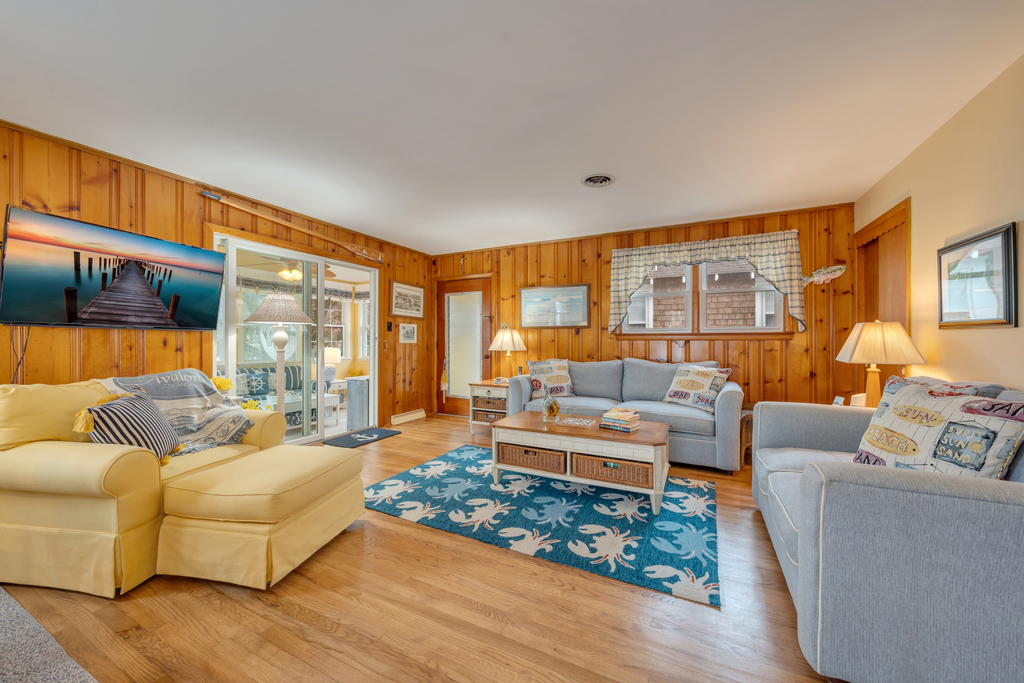 Enjoy this comfy living area. 