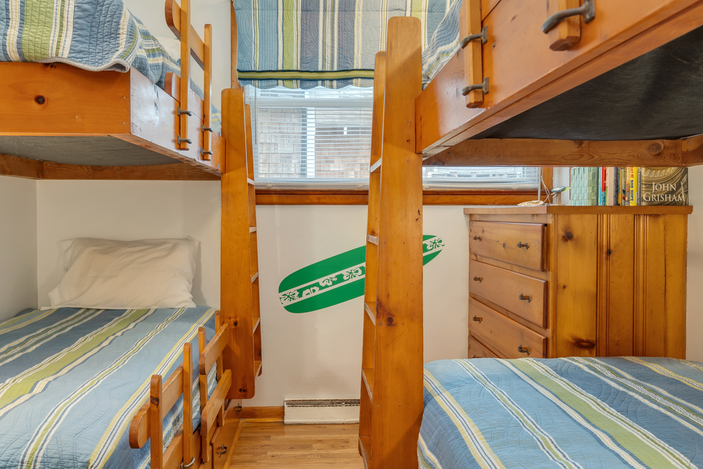 Such a cute bunk room 