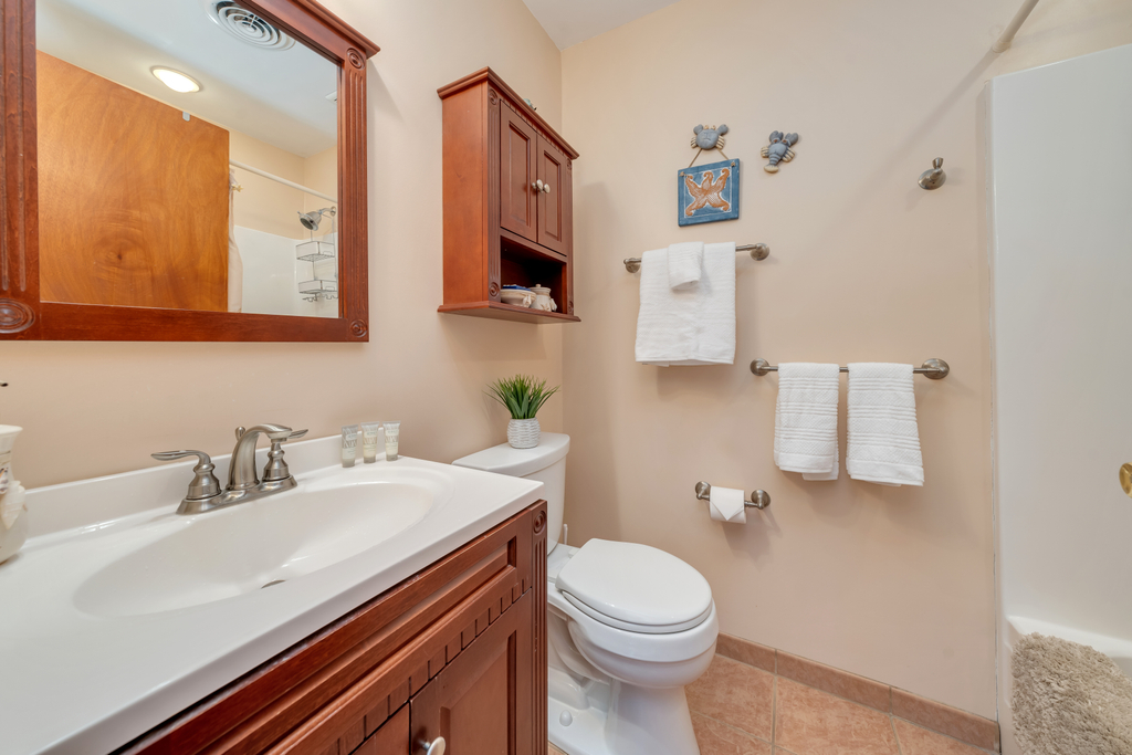 hall bath with shower / tub