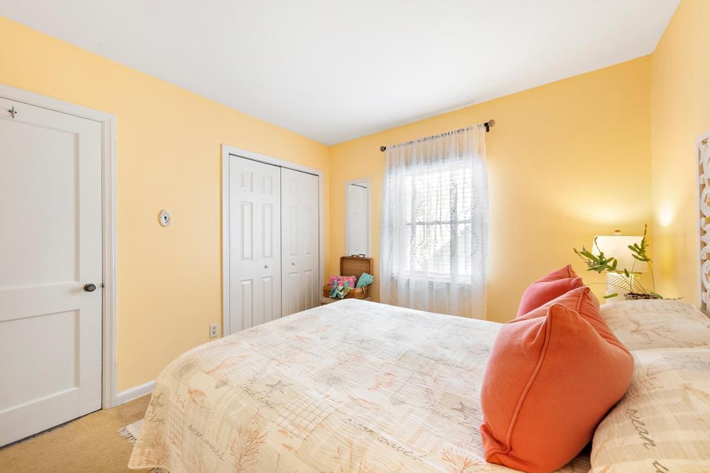 Middle bedroom, queen size.