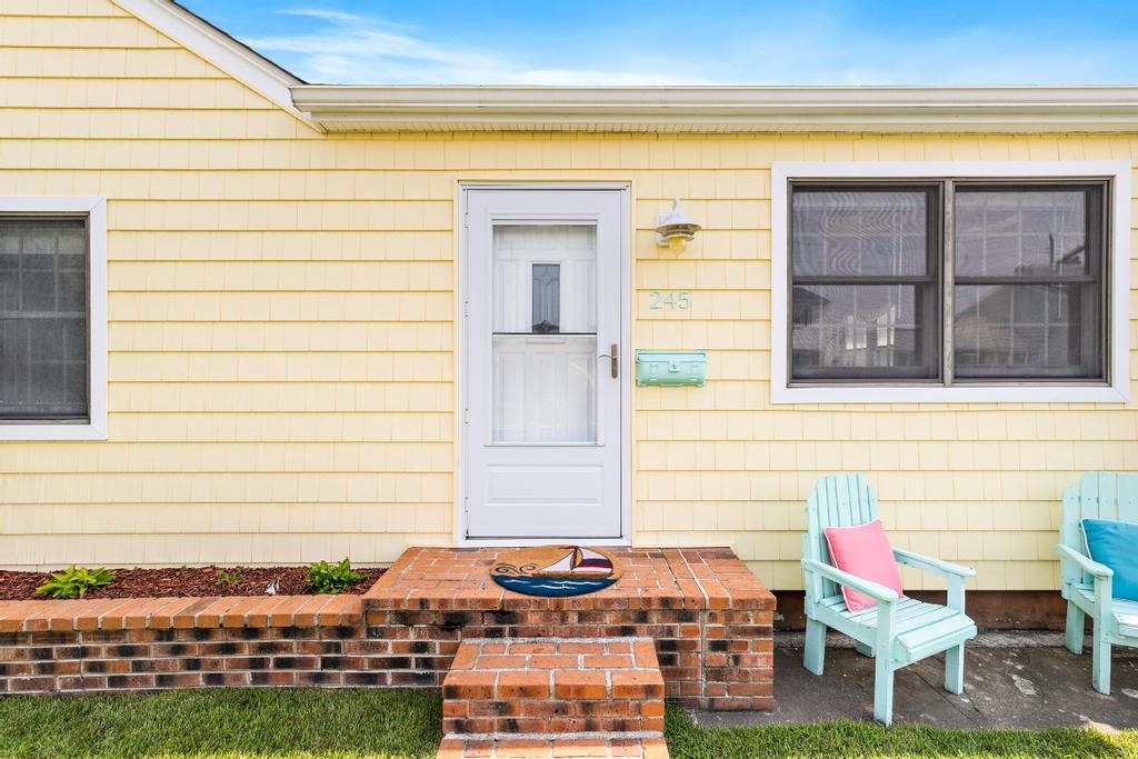 Wonderful front lawn for your enjoyment.