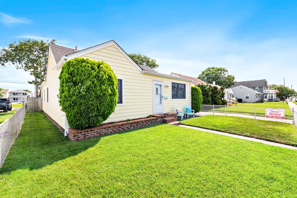 Wonderful front lawn for your enjoyment.