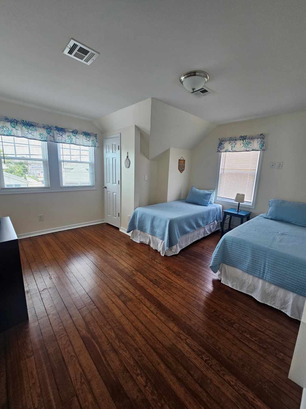 4th bedroom- 2 twins