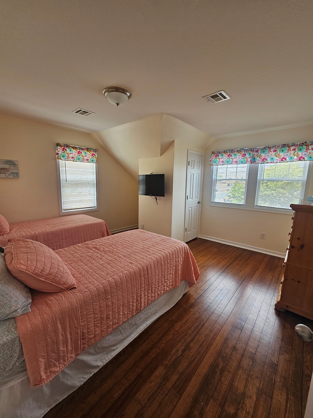5th bedroom- 2 twin beds