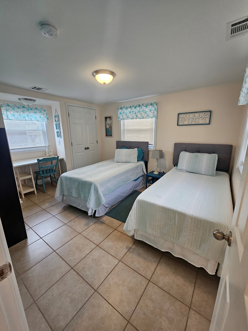 bedroom 2- 2 twin beds