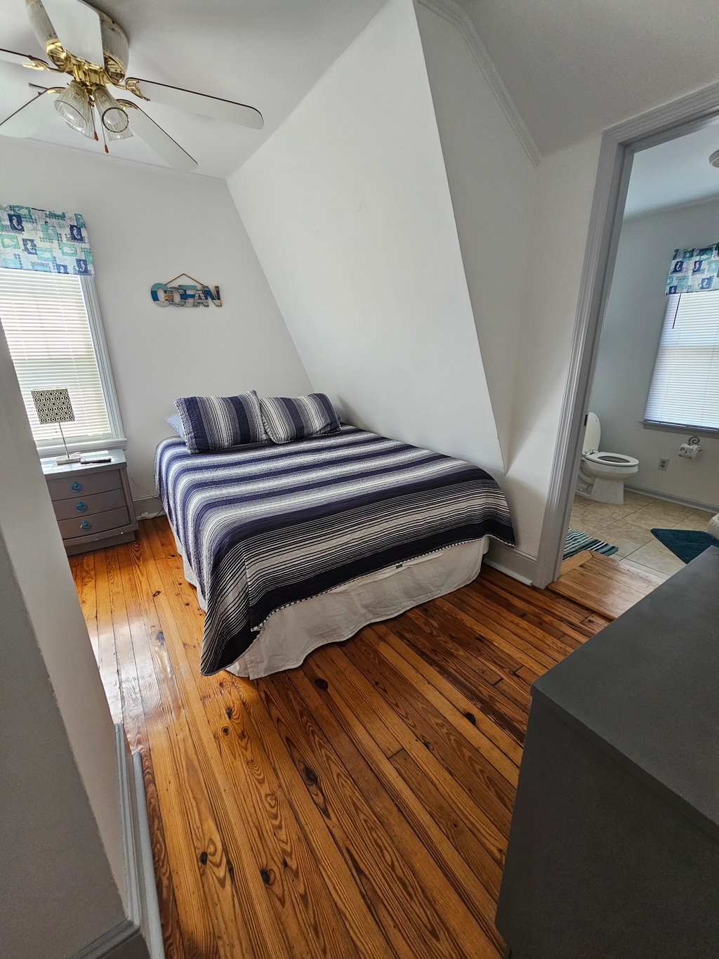 2nd fl. Bedroom (queen bed)