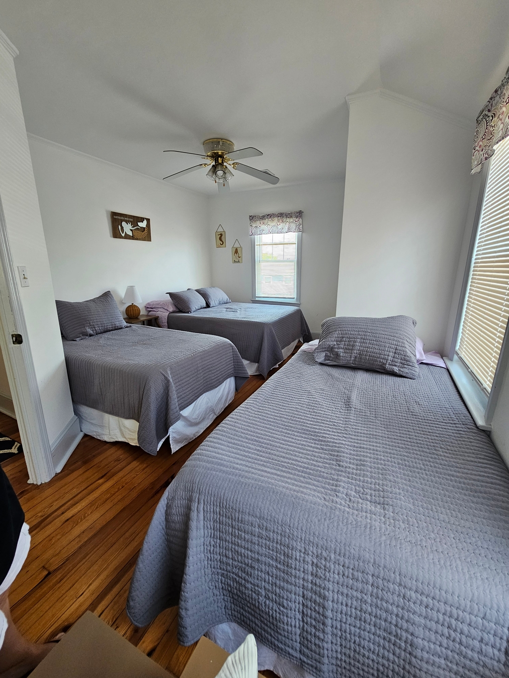 2nd floor bedroom (full bed, two twin beds)