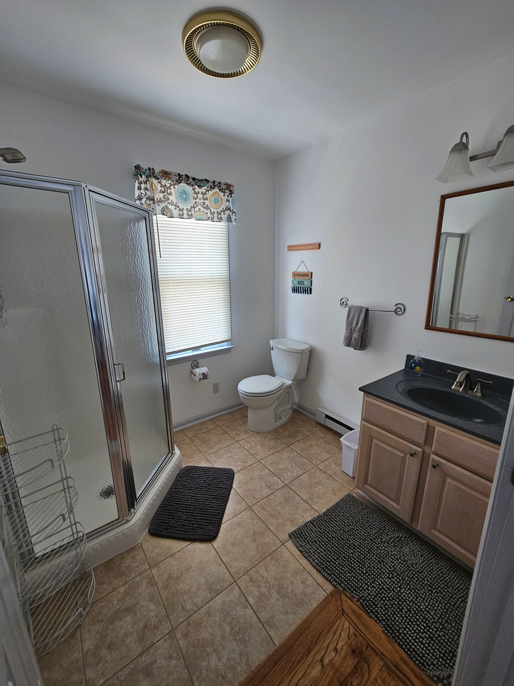 2nd fl. ensuite bathroom (connected to bedroom with two twin beds)
