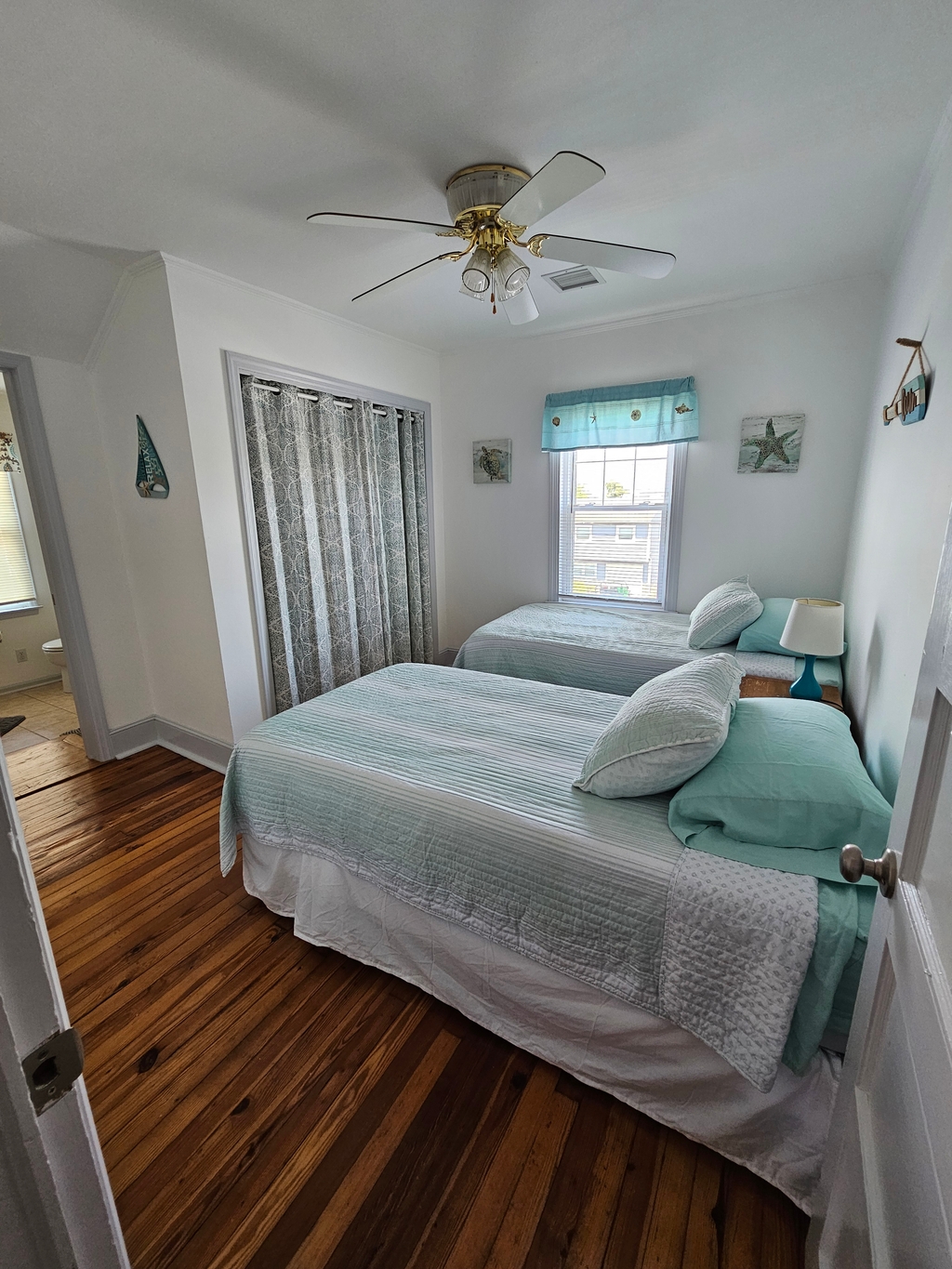 2nd fl. bedroom (two twin beds)