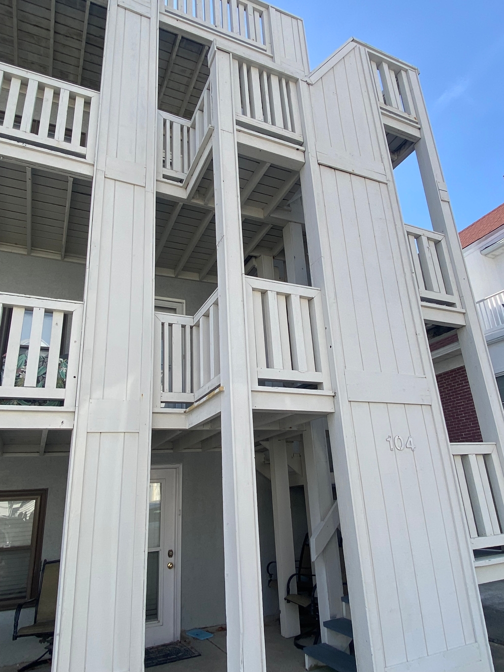 3rd floor Condo / Steps