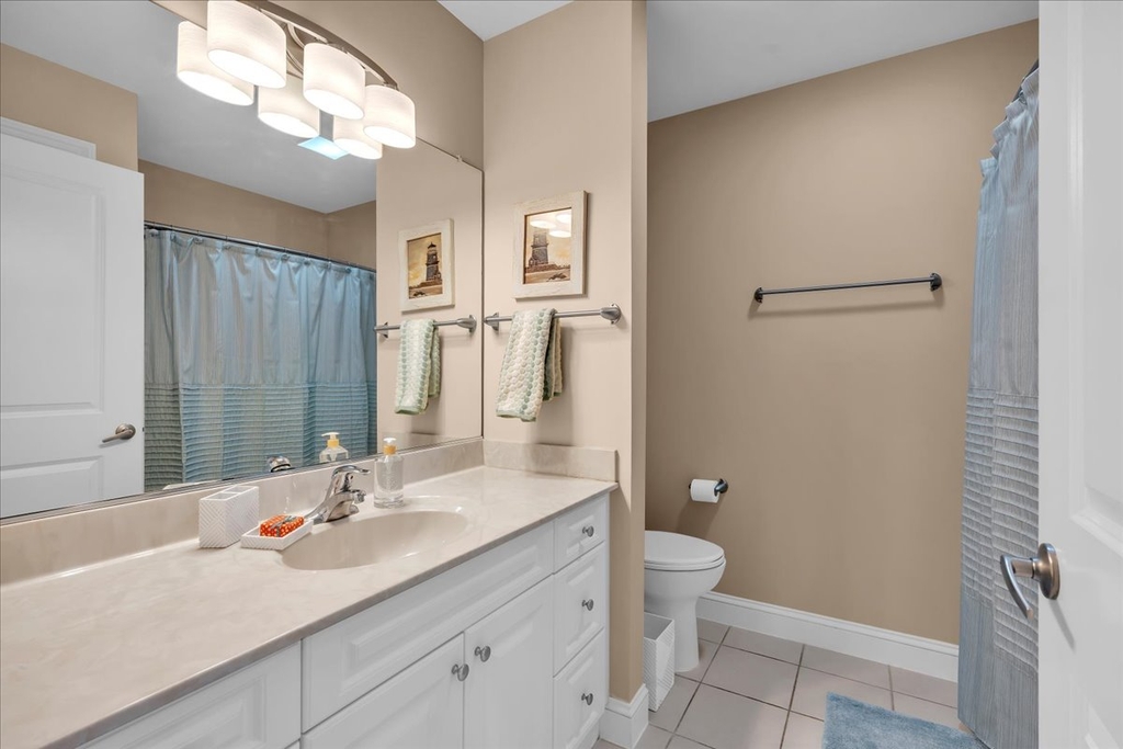 Hallway Full bath With Tub