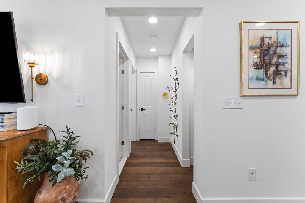 Hallway to Venice Suite and full bath