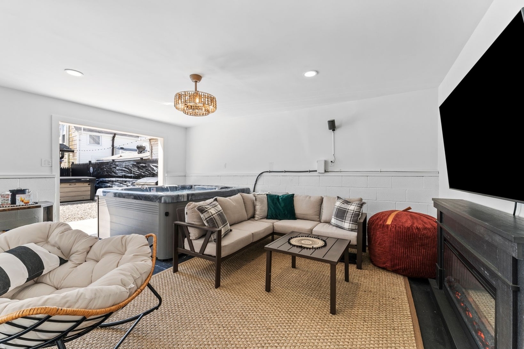 Casa 218 Terrazza Lounge area with 65&amp;quot; TV