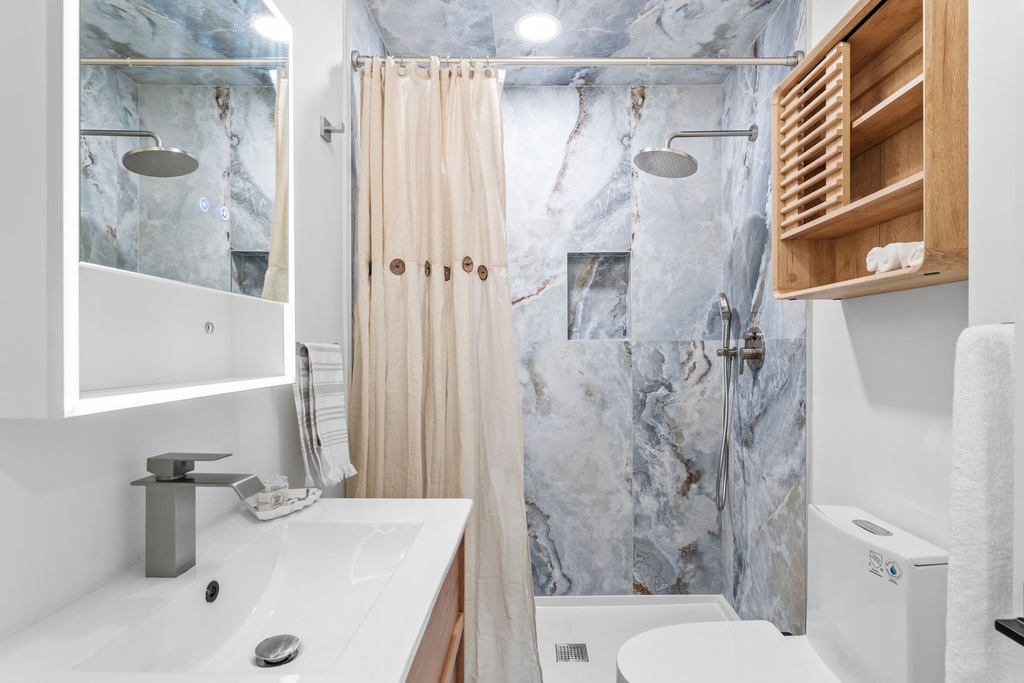 Venice Suite Full Bathroom
