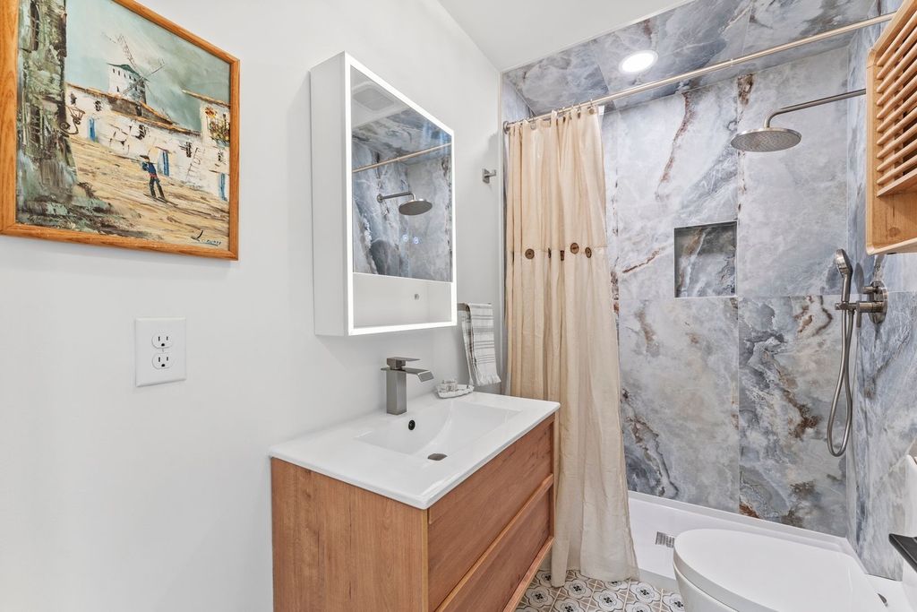 Venice Suite Full Bathroom