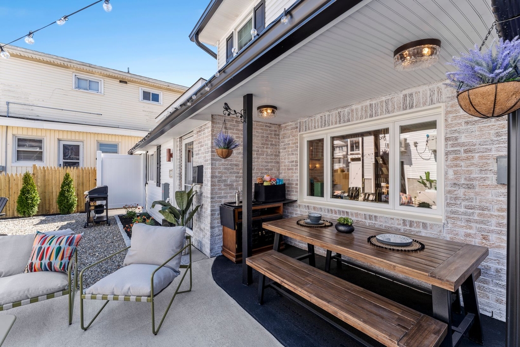Casa 220 Outdoor Dining and Living Patio