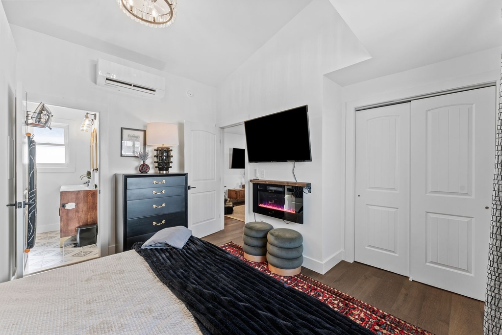 Venice Suite with 55&amp;quot; TV and electric fireplace