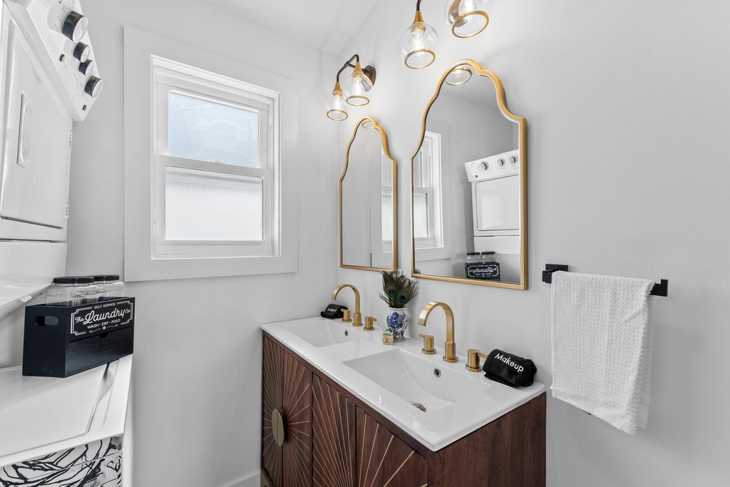 Venice suite primary bathroom with double vanity