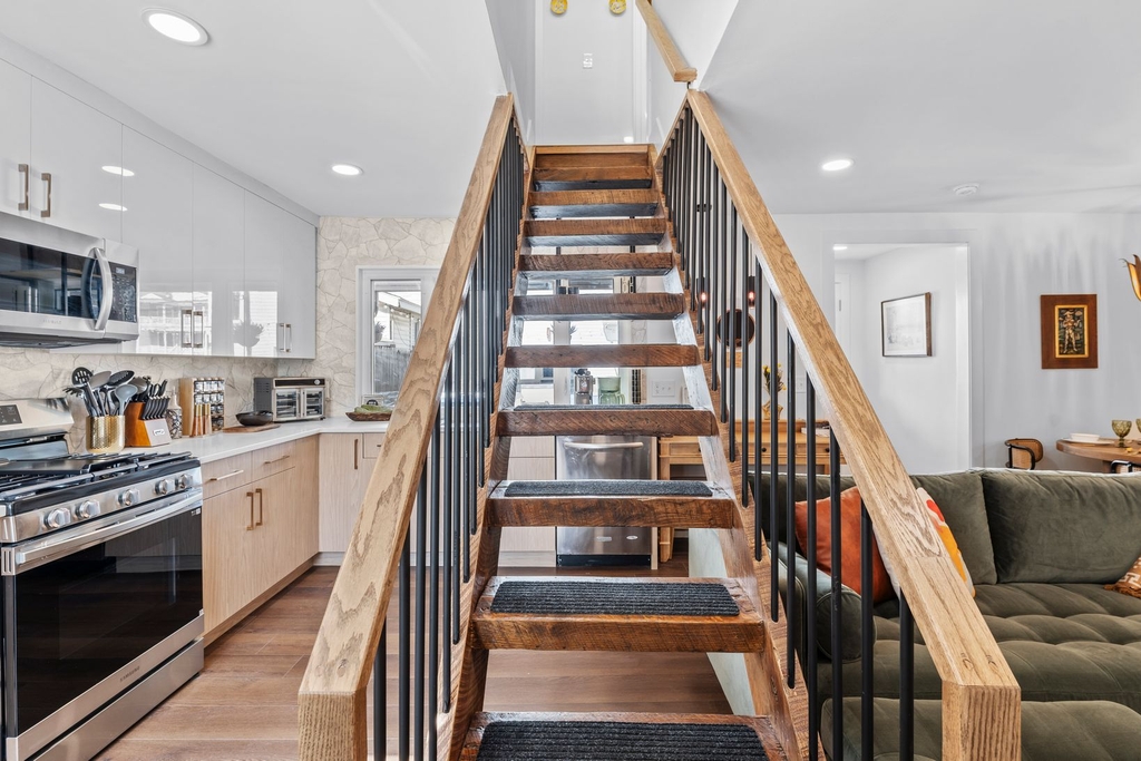 Casa 220 stairs to 2nd level