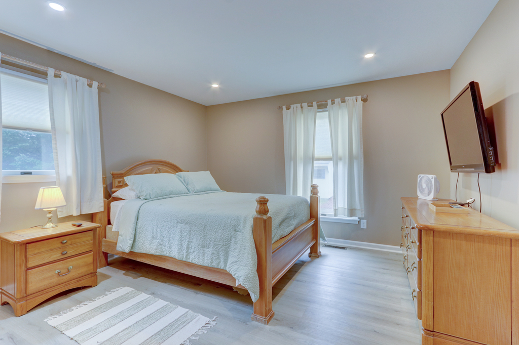 1st floor queen bedroom