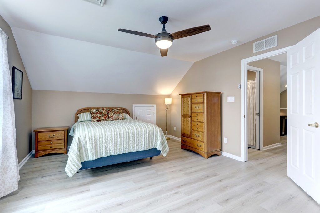 2nd floor queen bedroom