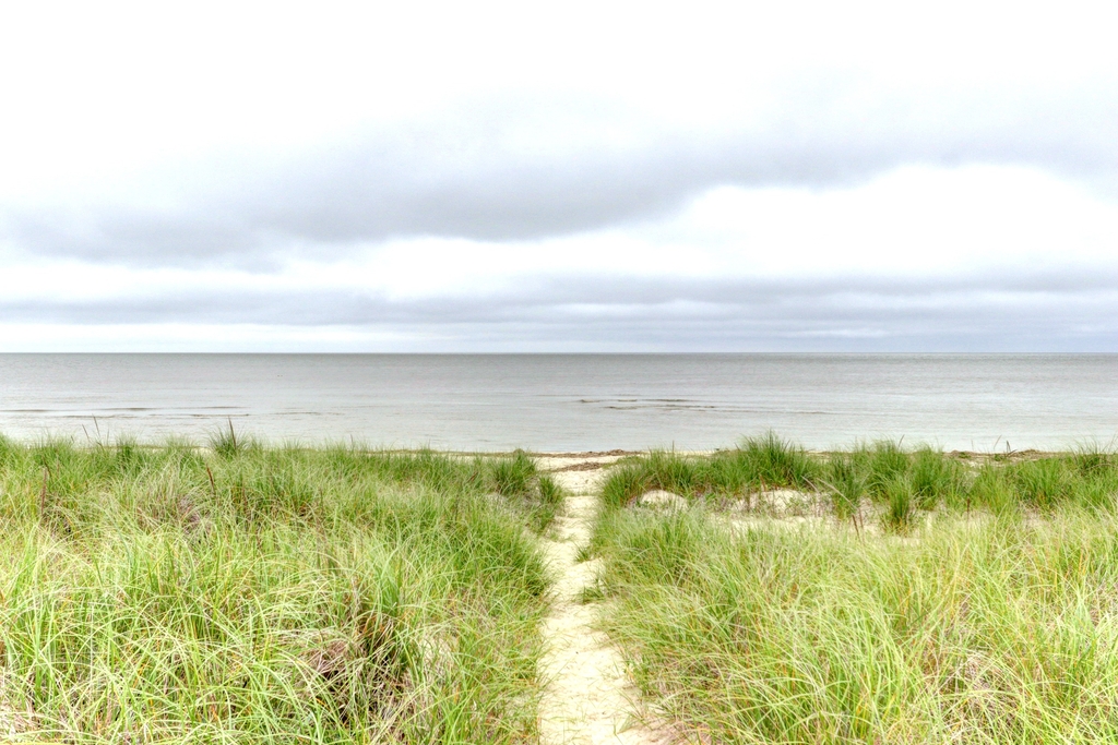 path to the bay beach