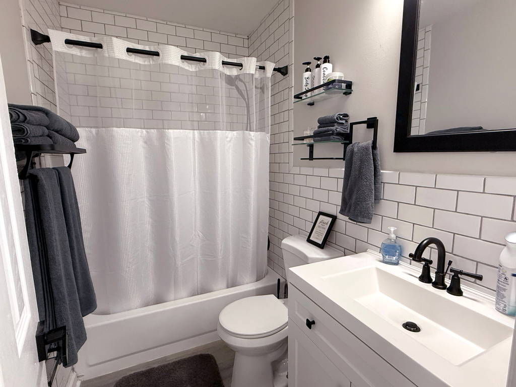 Full bathroom with guest shampoo, conditioner and body soap.