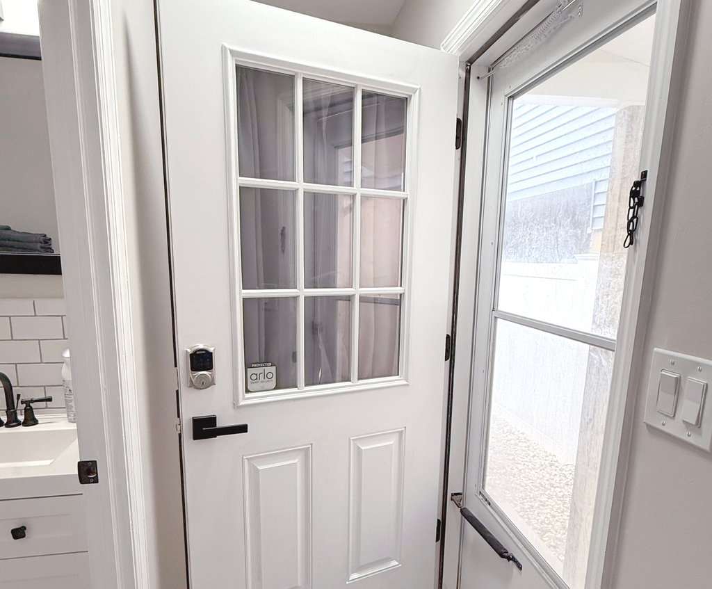 Door to side yard located off hallway.