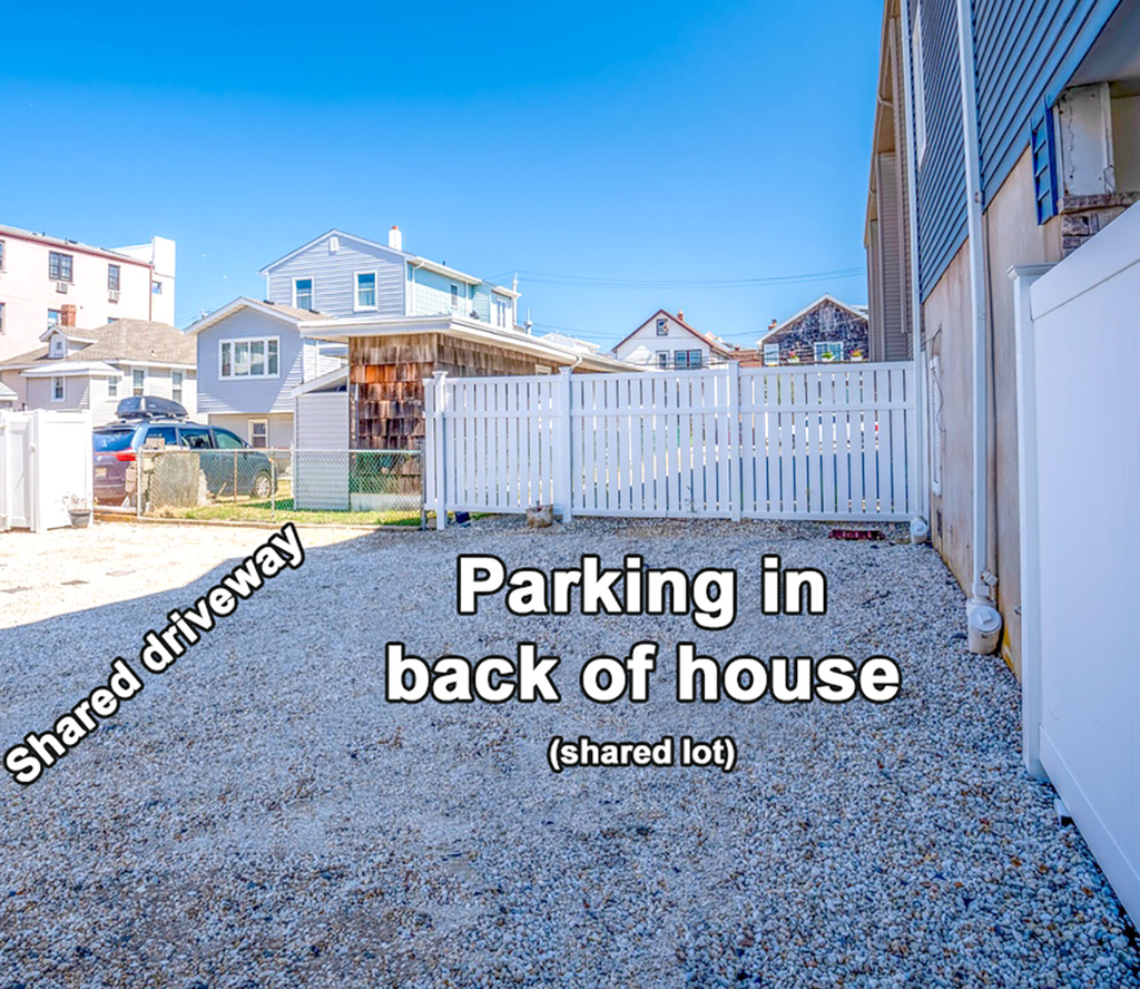 Parking for 1 car in back of home.