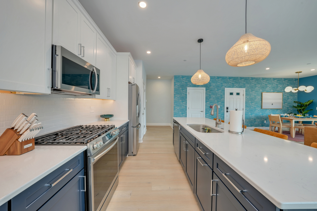 Fully Upgraded Kitchen with Breakfast Bar