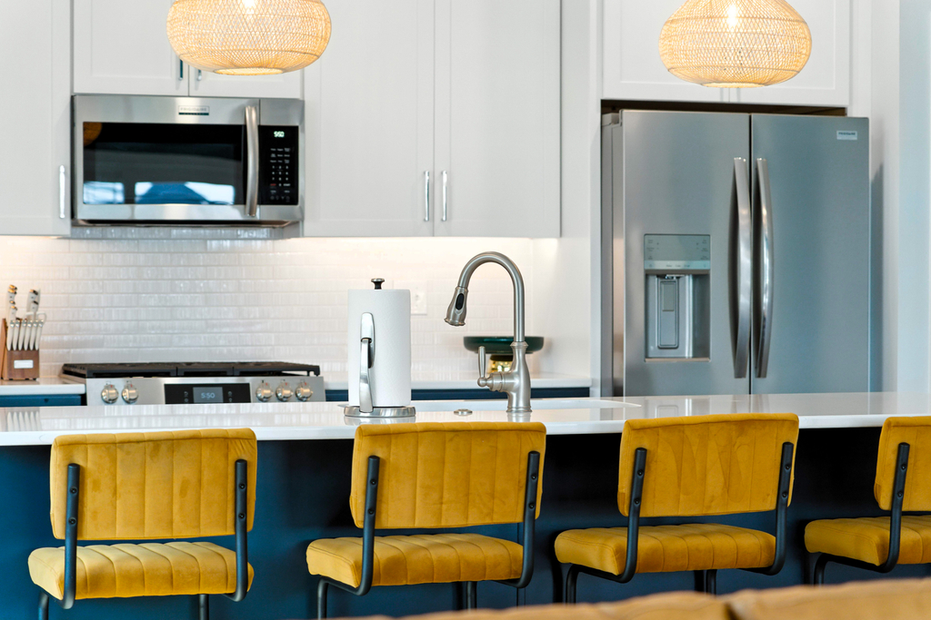 Fully Upgraded Kitchen with Breakfast Bar
