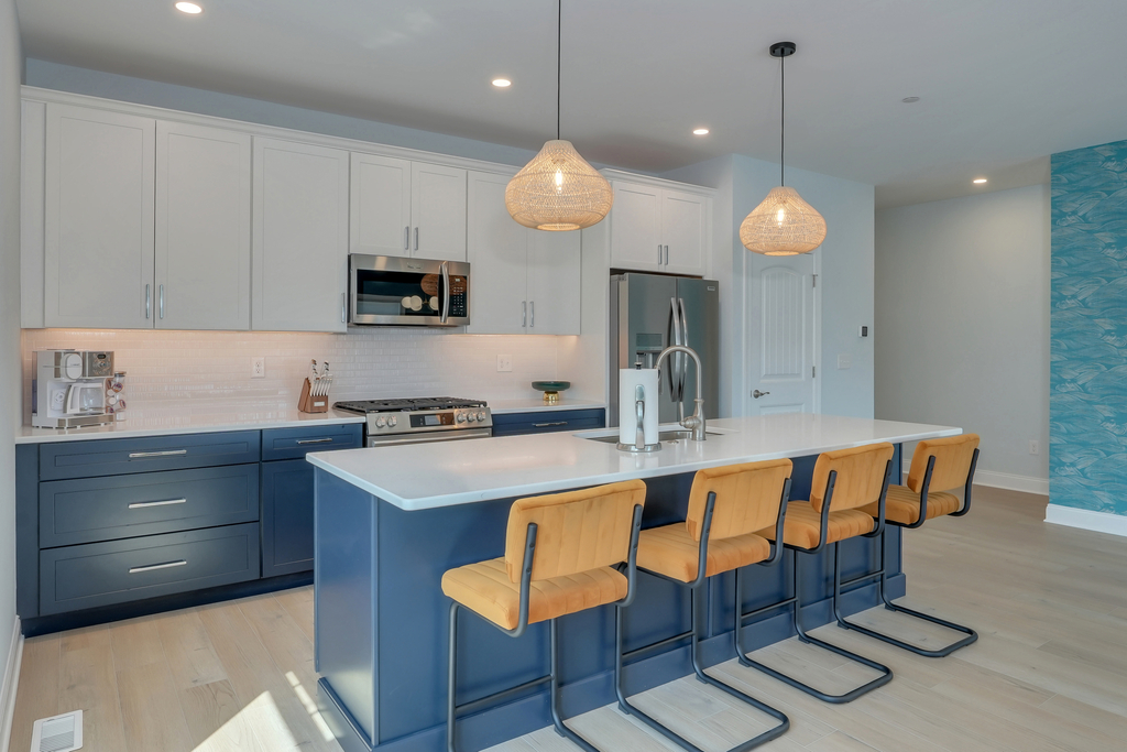 Fully Upgraded Kitchen with Breakfast Bar