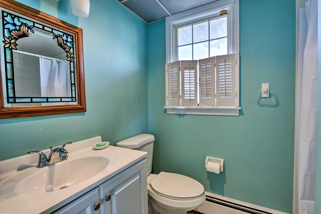 1st Floor Bath w/shower