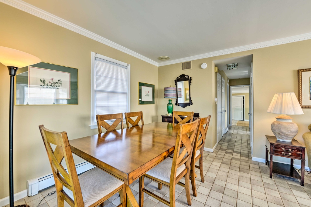 Dining Area w/Expandable Table