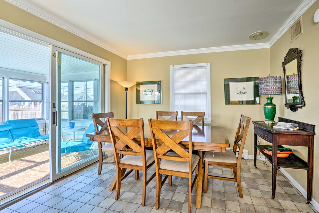 Dining Area w/Expandable Table