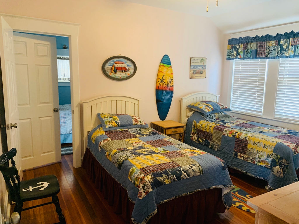 2nd floor middle bedroom (2 twins)