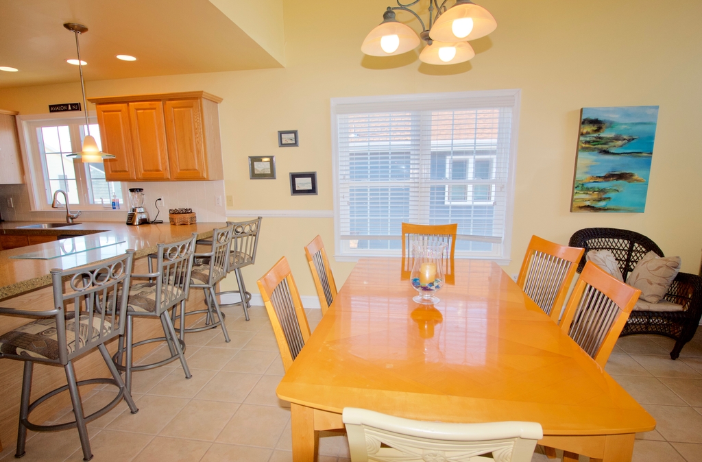 LARGE DINING AREA