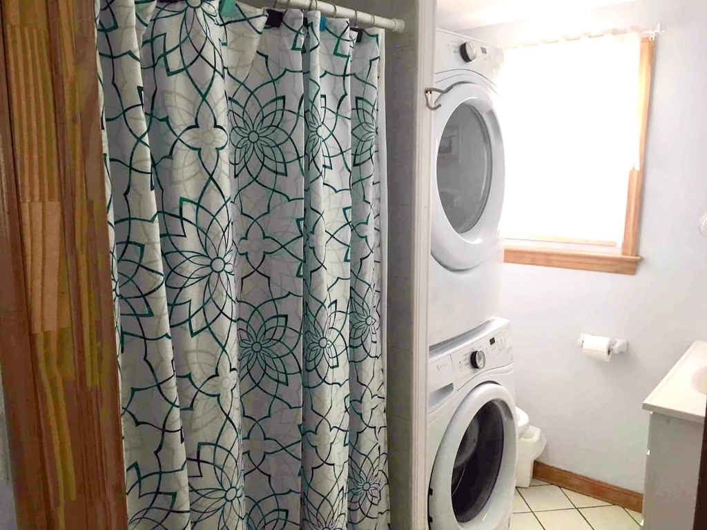 Bathroom/Washer/Dryer